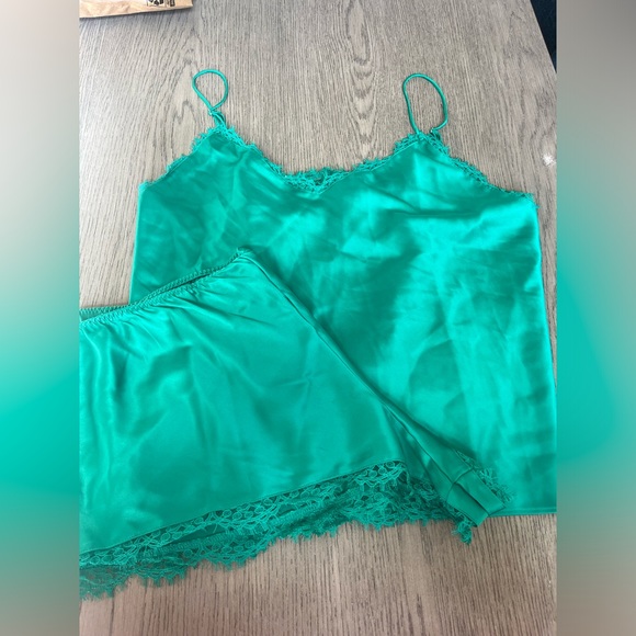 VICTORIA SECRET Green Pajama Set - Picture 2 of 9